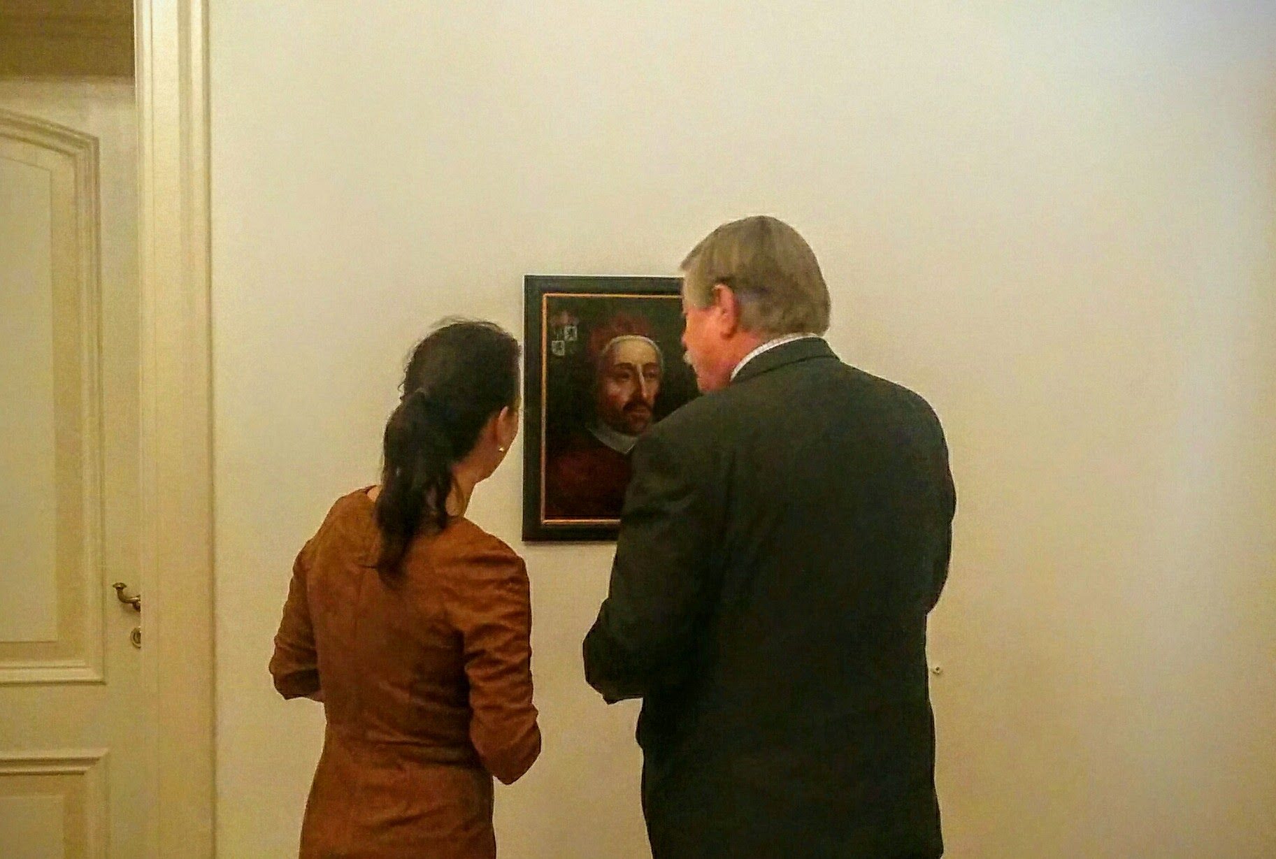 De Commissaris van de Koning en restaurator Marieke Walison tijdens de presentatie van het portret van paus Adrianus VI. Foto: Froukje van der Meulen